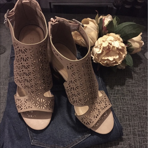 Taupe Low Cut stacked CHUNKY HEEL - Picture 5 of 8